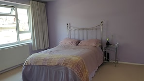 4 bedrooms, iron/ironing board, WiFi, bed sheets - Family Friendly (London)