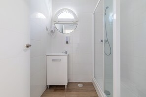 Superior Double Room, 1 Katil Kelamin (Double), Non Smoking, Private Bathroom | Bilik Mandi | Pancuran mandi, pengering rambut, sabun, tisu tandas 