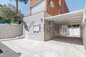 Front of property - AYZ Joaquín Pol - Auto check-in property (Madrid)