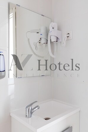 Chuveiro, secador de cabelo, sabonete, papel higiênico