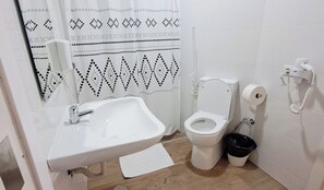 Ducha, secador de pelo, jabón, papel higiénico