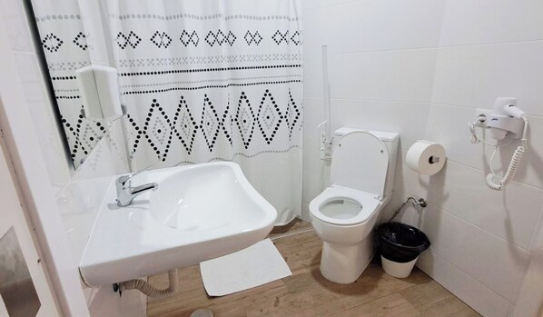 Bathroom - AYZ Joaquín Pol - Auto check-in property (Madrid)