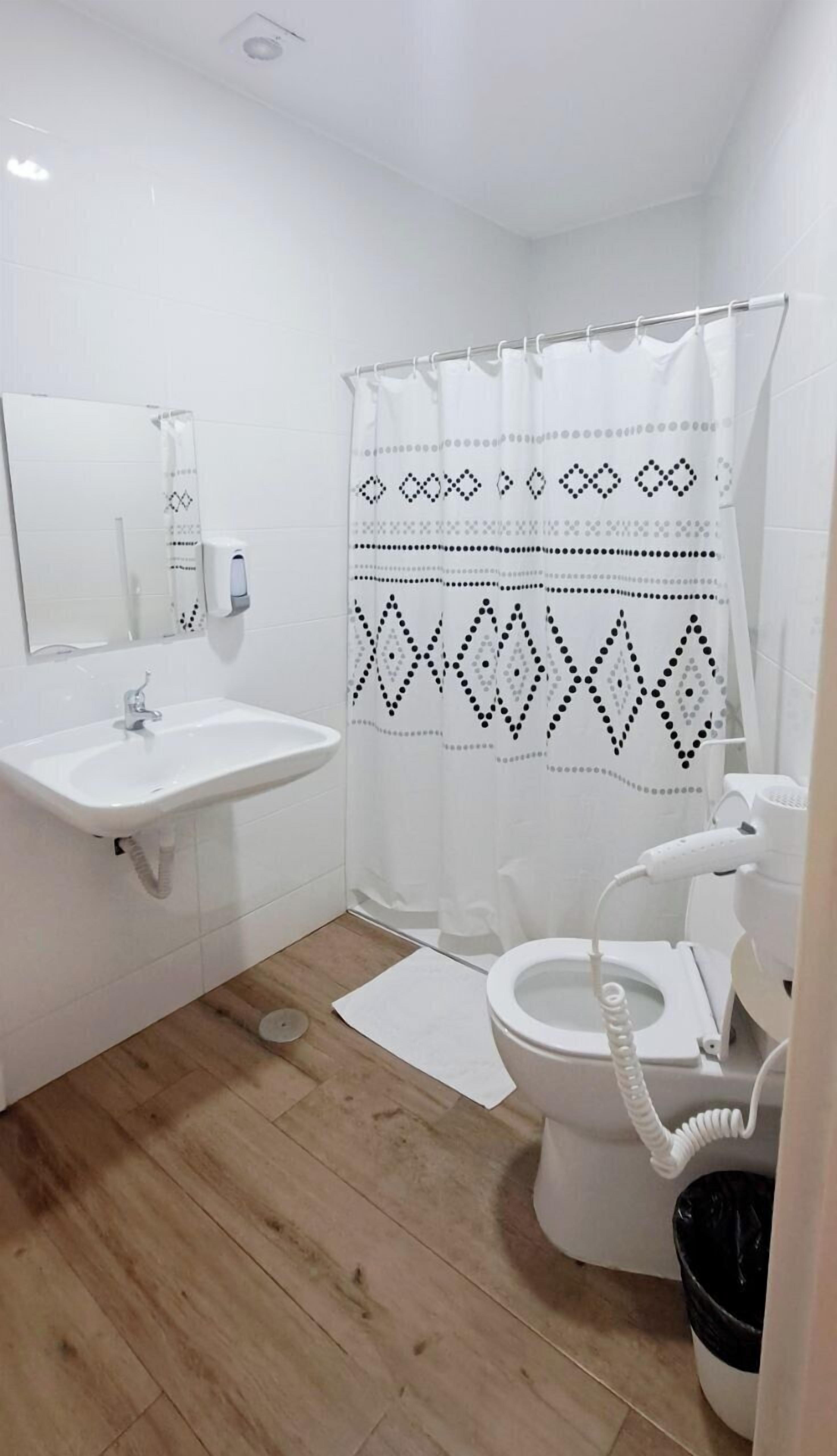 Doppia Basic, 1 letto matrimoniale, non fumatori, bagno privato | Bagno | Doccia, asciugacapelli, sapone, carta igienica