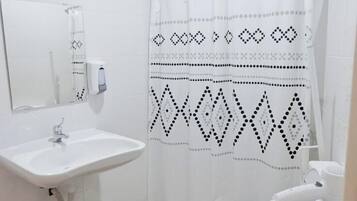 Doppia Basic, 1 letto matrimoniale, non fumatori, bagno privato | Bagno | Doccia, asciugacapelli, sapone, carta igienica