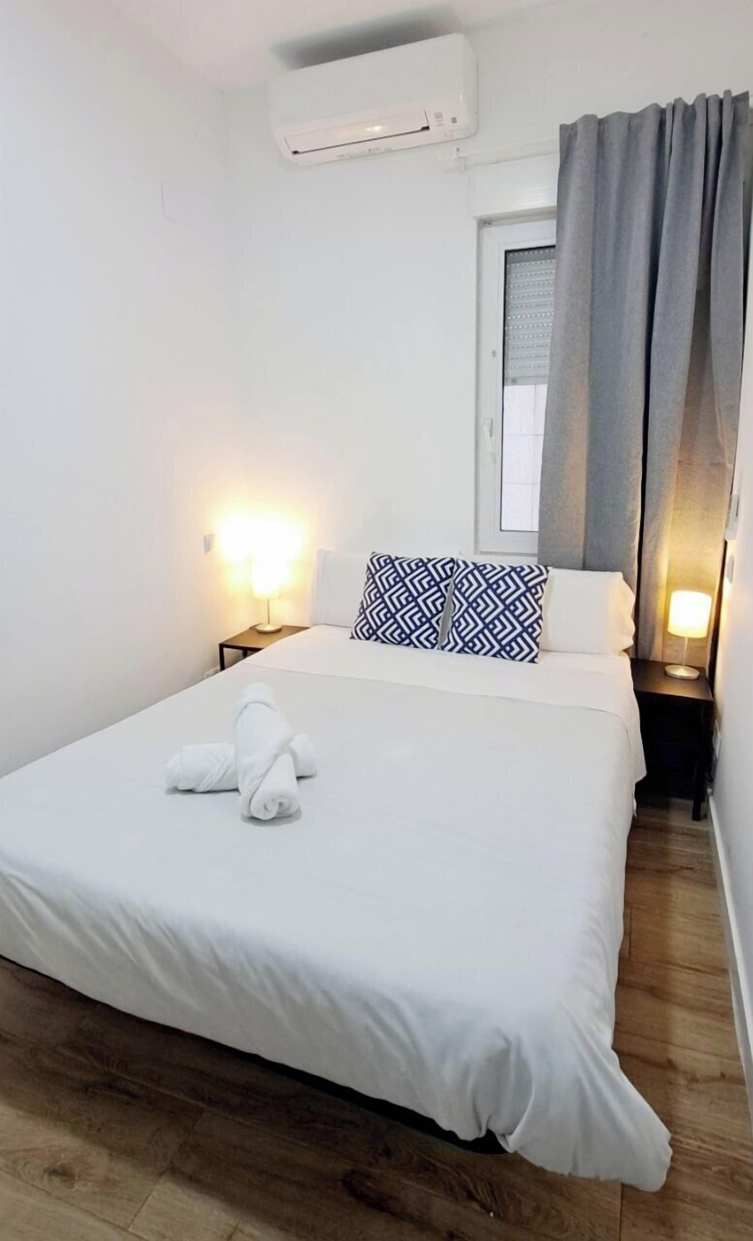 Habitación doble económica, 1 cama matrimonial, para no fumadores, baño compartido | Edredón y wifi gratis 