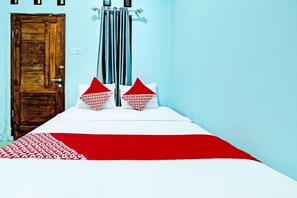 Desk, laptop workspace, free WiFi, bed sheets - OYO 91987 Archery Residence Syariah (Sewon)