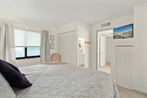 1 bedroom, iron/ironing board, free WiFi, bed sheets - Waterfront 1BR condo on Marco Island with pool, WiFi, and full kitchen. (Marco Island)