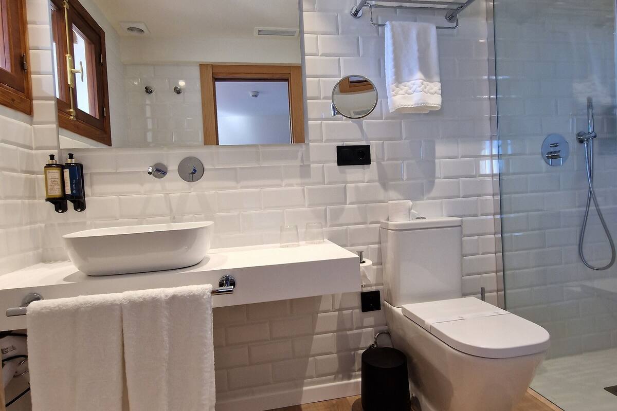 single room | 1 bedroom, egyptian cotton sheets, premium bedding, in-room safe