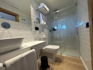 Single Room | Bathroom | Shower, rainfall showerhead, hair dryer, towels - Hotel El Rosal de Cudillero (Cudillero)