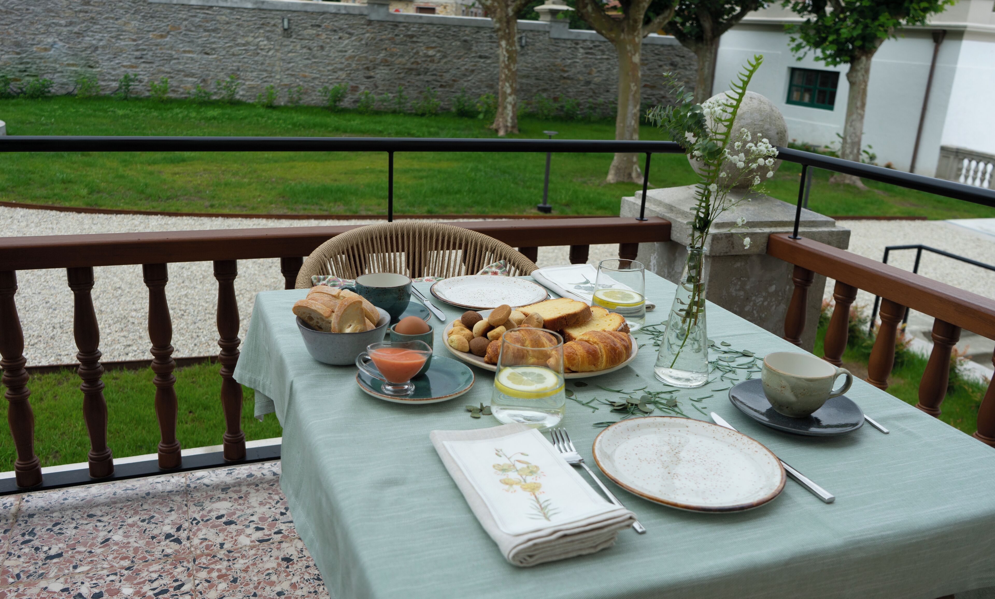 daily full breakfast (eur 11.00 per person)