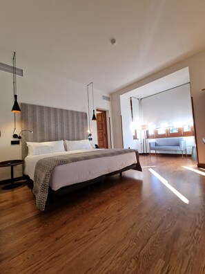 Suite – junior, terrasse | Sengetøy i egyptisk bomull, sengetøy av topp kvalitet og safe på rommet