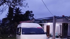 A white van parked in front of a building with a sign that reads "Mango Nido Stay". - EXPRESS O 92070 Mando Homestay Syariah Near KANTOR LURAH Bukik Apik Puhun (Bukittinggi)