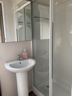 Cabin, Multiple Beds | Bathroom | Shower, hair dryer, towels