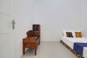 Double Room | Bed sheets - Hotel O Alif House Syariah 2 (Kediri)