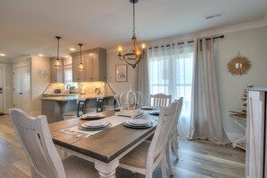 Dining - Oceanview Hawks Landing in Oak Island: 3BR, 2BA retreat for 6 guests. (Oak Island)