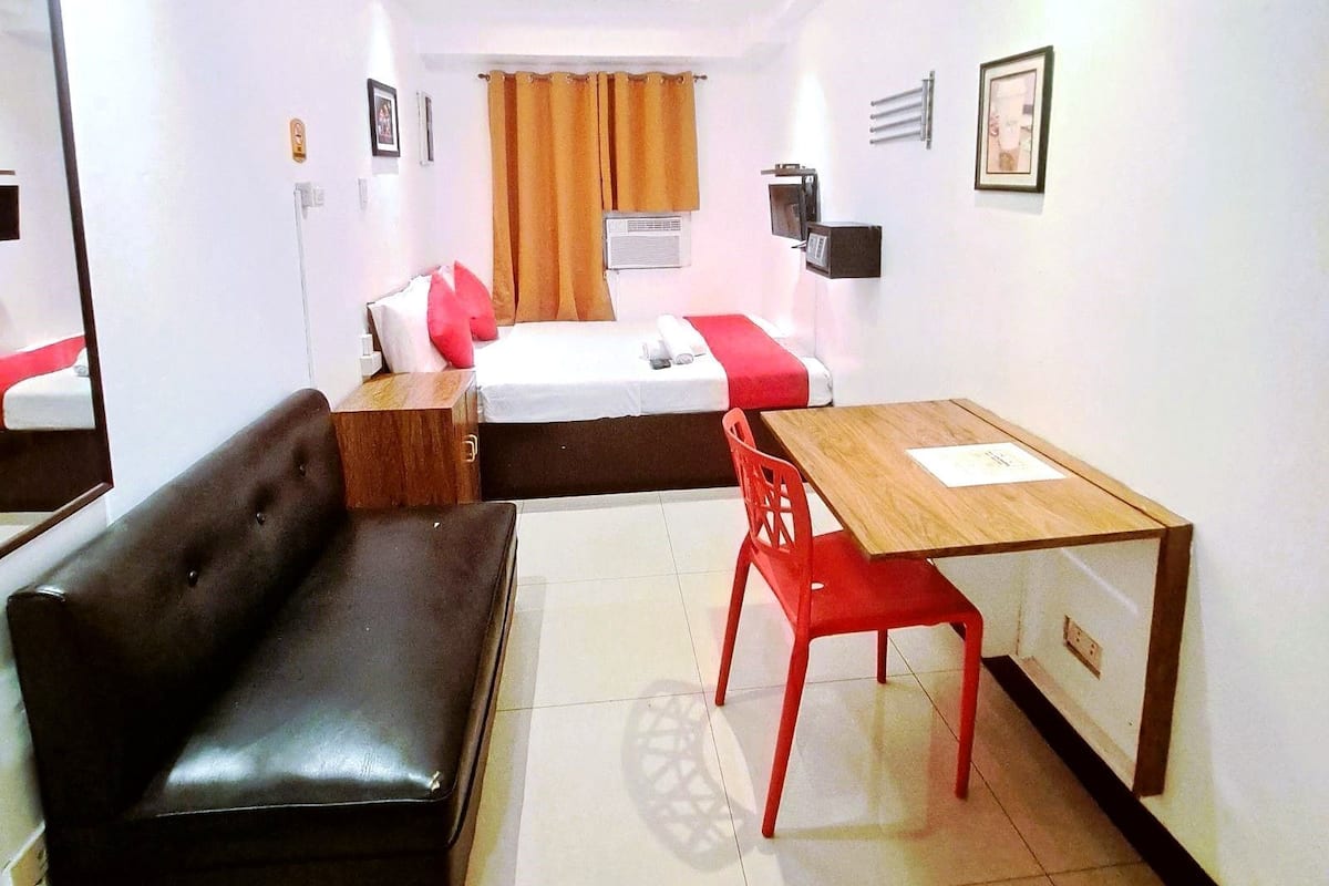 Standard Room, 1 Double Bed | In-room safe, desk, iron/ironing board, free WiFi