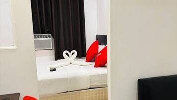 Standardzimmer, 1 Doppelbett | Zimmersafe, Schreibtisch, Bügeleisen/Bügelbrett, kostenloses WLAN