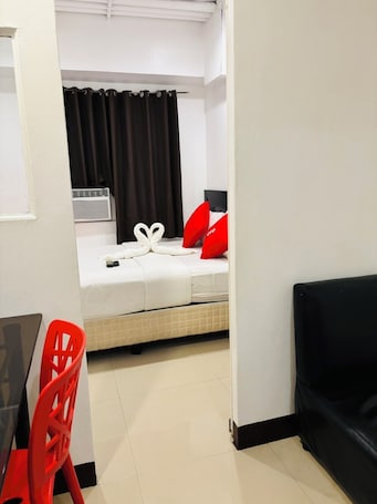 标准房, 1 张双人床 | 客房内保险箱、办公桌、熨斗/熨板、免费 WiFi. Makati Poblacion酒店