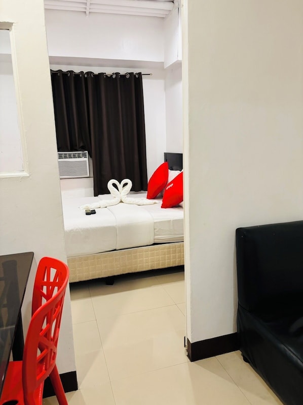 Habitación estándar, 1 cama doble | Caja fuerte, escritorio, tabla de planchar con plancha y wifi gratis