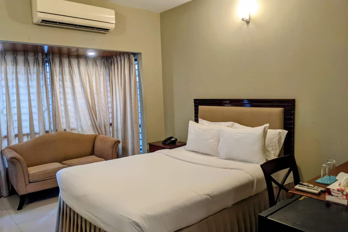 1 bedroom, Egyptian cotton sheets, premium bedding, desk