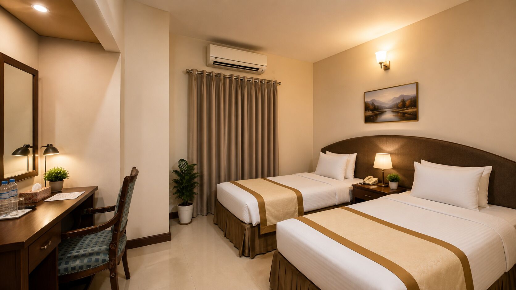 Une chambre d’hôtel avec deux lits, un bureau avec une chaise, une lampe de bureau, une plante en pot, un climatiseur et un tableau au mur.