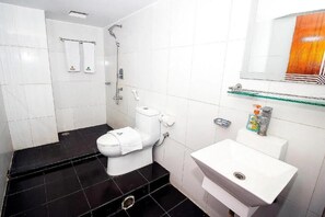 Executive Suite | Bathroom | Shower, rainfall showerhead, hair dryer, towels - Hotel Fountain (Dhaka)