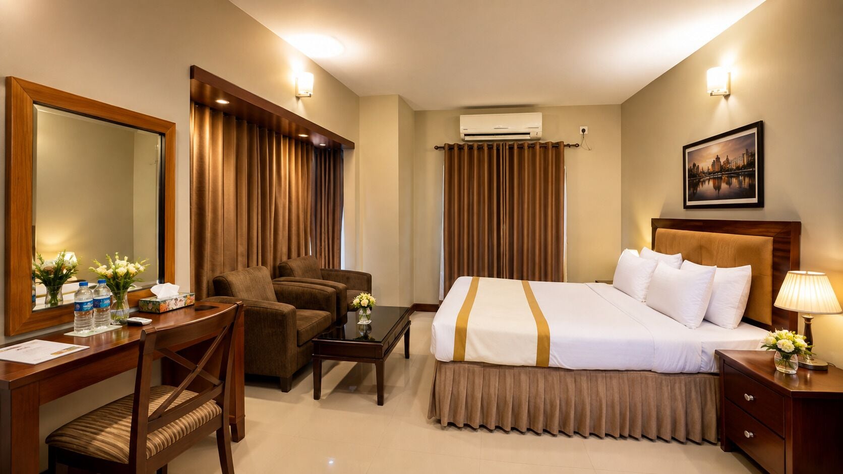 Una habitación de hotel con cama, escritorio, silla, mesa y mesita de noche.
