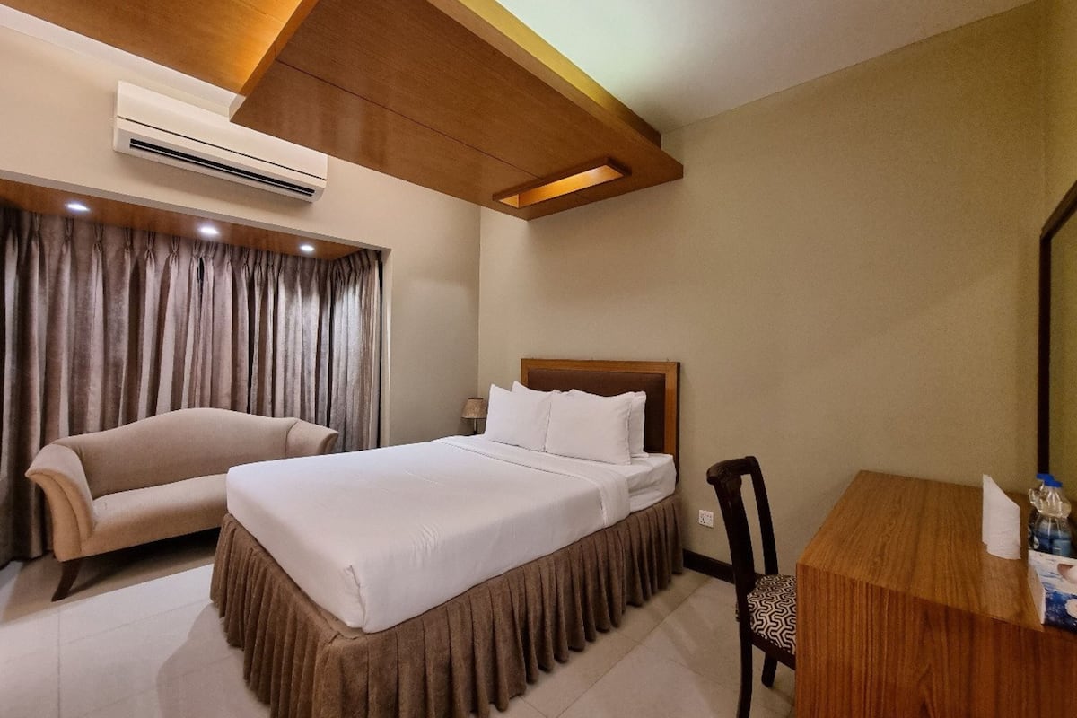 Deluxe Room | 1 bedroom, Egyptian cotton sheets, premium bedding, desk