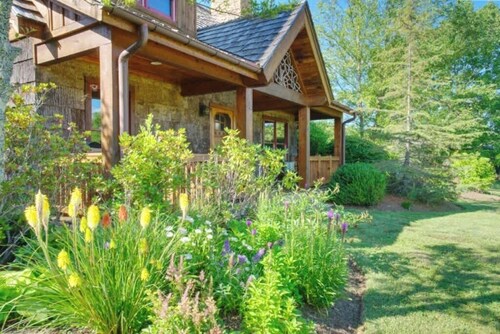 Sweet Meadow Cottage, SweetGrass, Lake View, Blowi