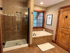 Bathtub, hair dryer - Sweet Meadow Cottage, SweetGrass, Lake View, Blowi (Blowing Rock)