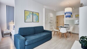 Suite estudio (38) | Espacio para trabajar con un portátil y tabla de planchar con plancha