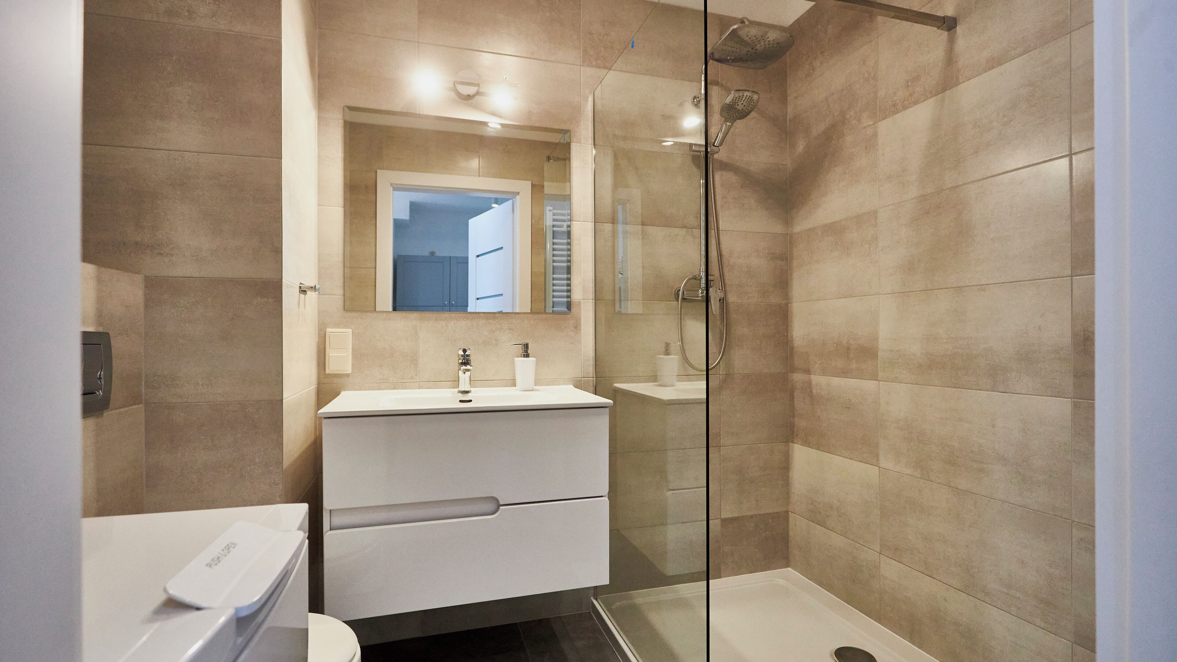 Studio Suite (38) | Bathroom | Shower, hair dryer, towels