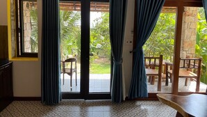 Ein Zimmer mit einer Schiebeglastür, die auf eine Außenpatio führt.