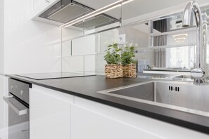 Horno, lavavajillas, tetera/pava eléctrica, utensilios de cocina