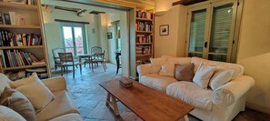 Een televisie en een open haard