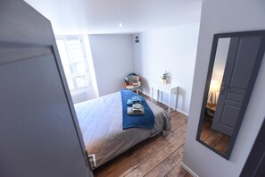 2 dormitorios, tabla de planchar con plancha, ropa de cama