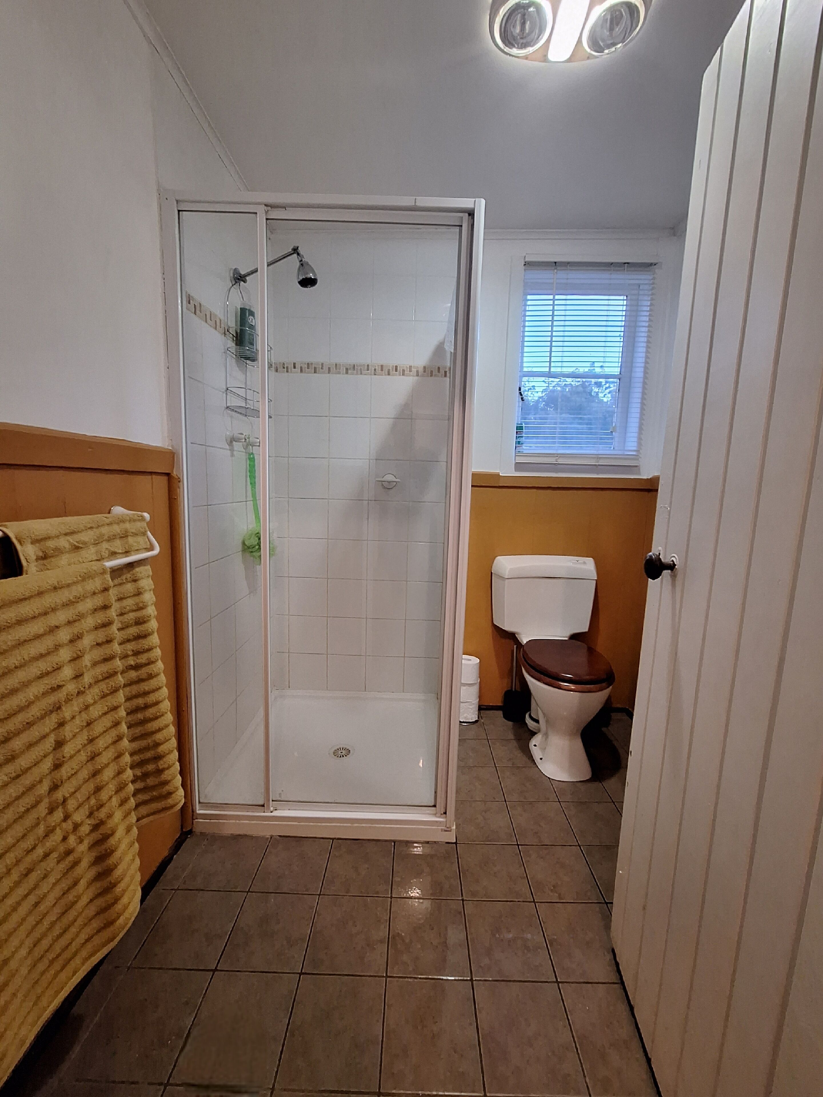 Douche, serviettes fournies, savon, shampoing