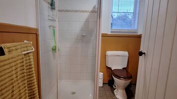 Douche, serviettes fournies, savon, shampoing