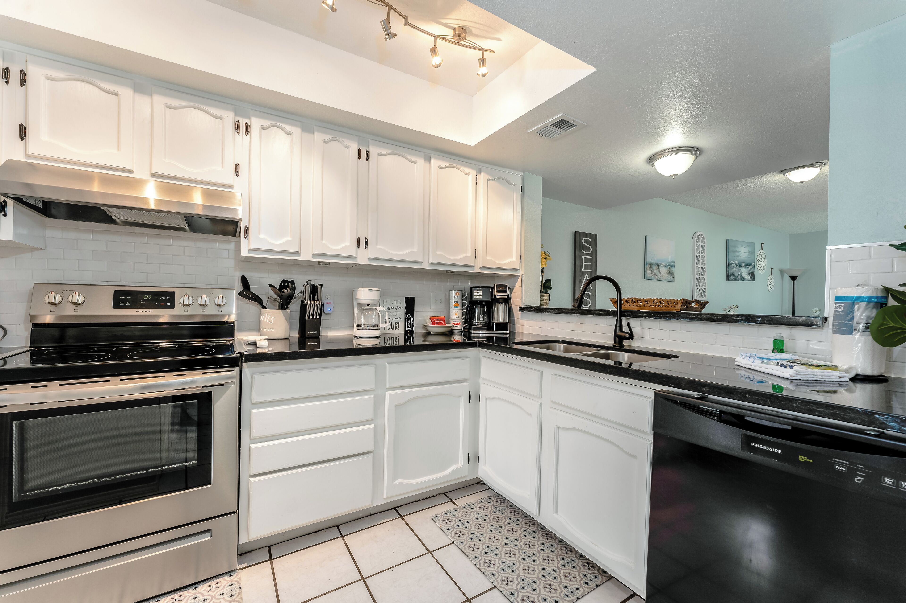 Een koelkast, een magnetron, een kookplaat, een vaatwasser