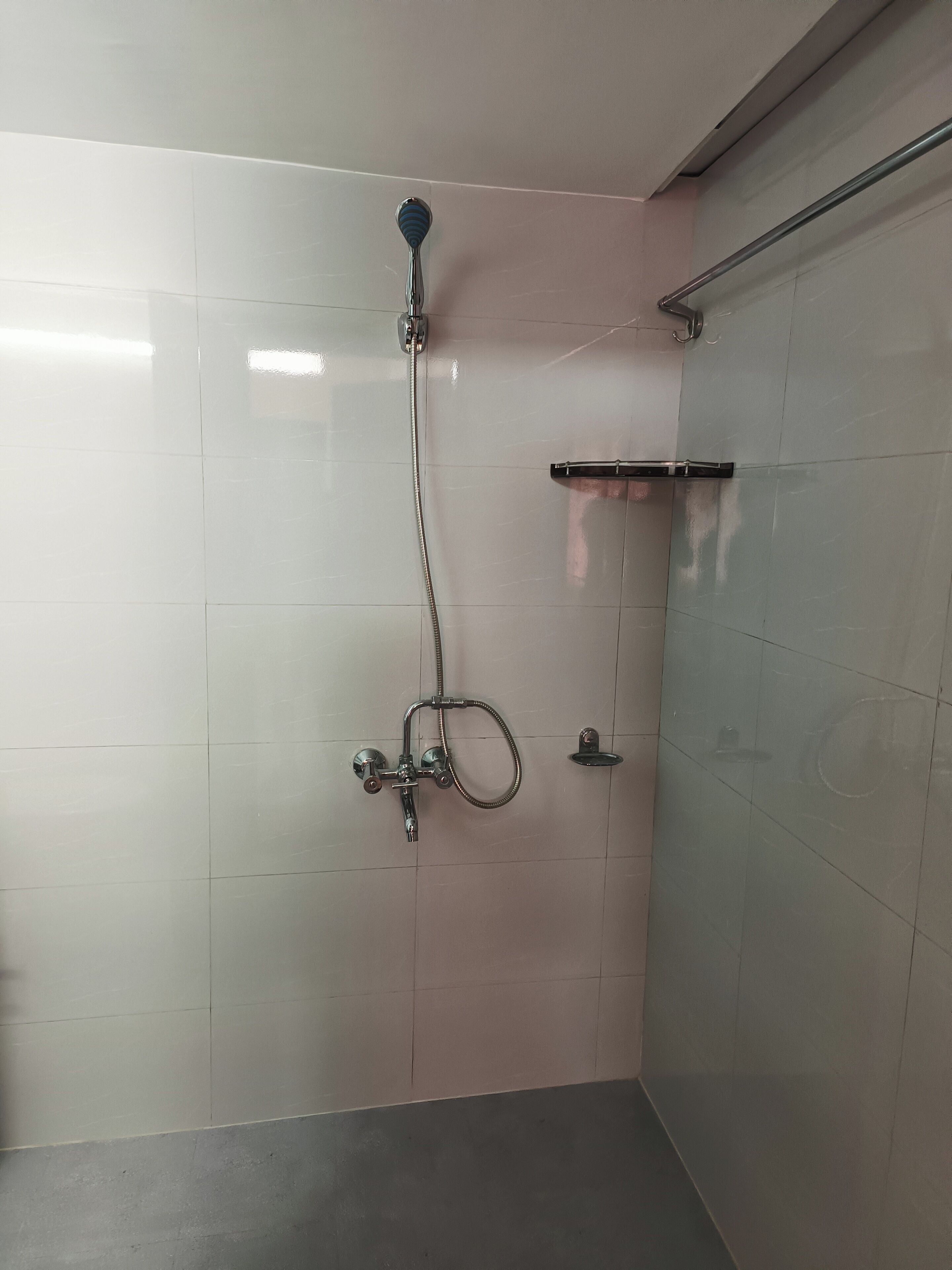 Douche, serviettes fournies, savon, shampoing