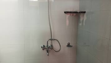 Douche, serviettes fournies, savon, shampoing