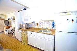 Kühlschrank, Mikrowelle, Ofen, Wasserkocher mit Kaffee-/Teezubehör