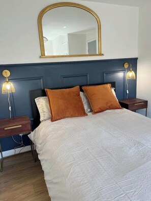 Iron/ironing board, travel crib, free WiFi, bed sheets - The Raven's Loft by Harry Potter (Watford)