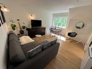 Smart TV, books - The Raven's Loft by Harry Potter (Watford)