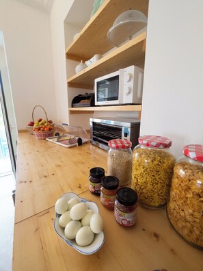 Breakfast buffet - Impact Beach House (Cascais)