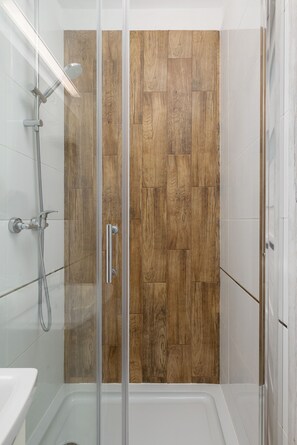 Buồng tắm vòi sen, khăn tắm 