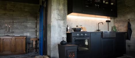 Standaard huis | Privékeuken | Een koelkast, een microgolfoven, een oven, een broodrooster