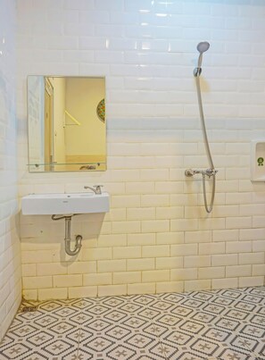 Quarto casal standard | Banheiro | Chuveiro, bidê, sabonete