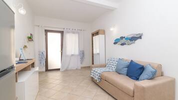 Family Apartment, 2 Bedrooms (Appartamento Mirto In The City Center) | Living area