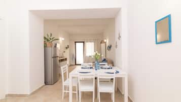 Family Apartment, Multiple Bedrooms (Appartamento Mirto In The City Center) | Dining